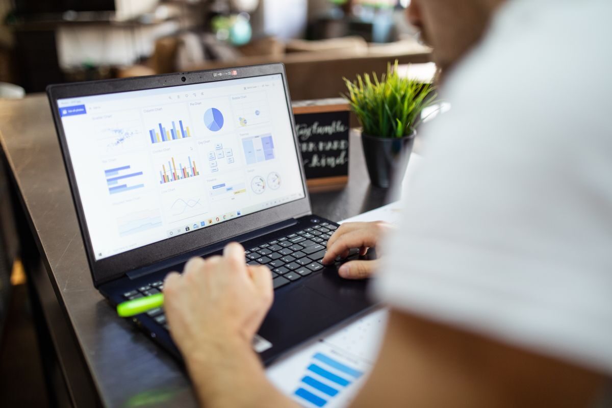 Managing email subscriptions on a laptop